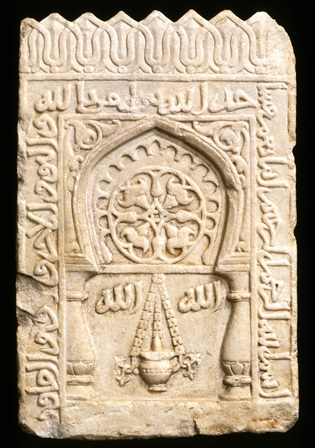 Mihrab-flise hugget i marmor.