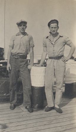 To mand på dækket ved pullert